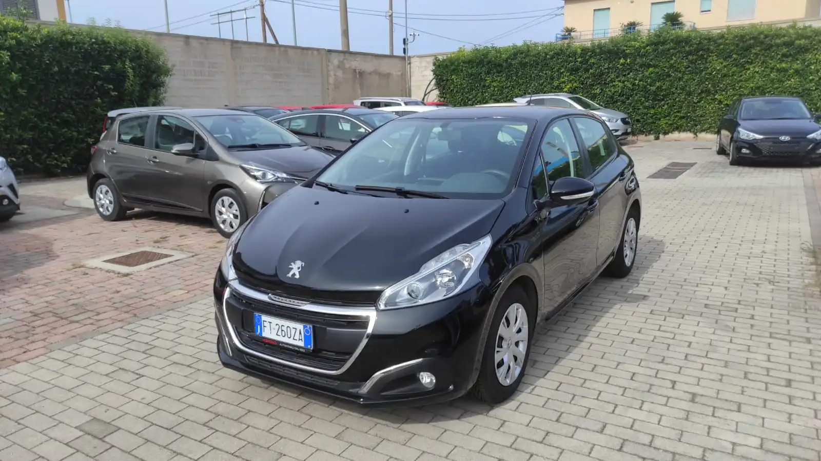 PEUGEOT 208